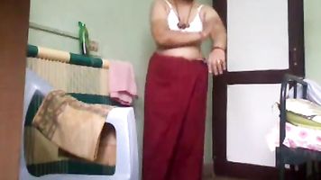 Bhabhi Oiling Her Sexy Legs - Movies. video2porn2