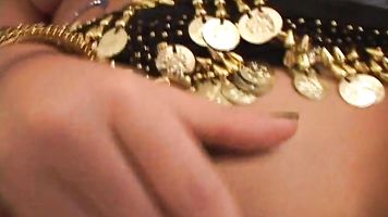 Quanto latte spruzza dalle sue belle tette una delle due