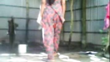 Indian Desi Couple Fucking While Taking Outdoor Bath.