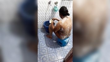 South desi cute aunty dishaniya bathing nude
