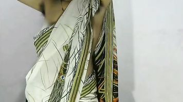 Indian Bhabhi in Saree Cute Camera Show