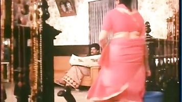 Mallu Maid Cleavage Show