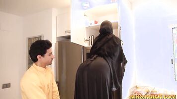 Muslim bhabhi ne Burka utha ke apne bhaiya se gaand chudwa li