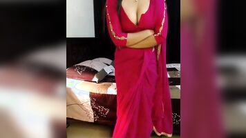Cute Tamil girl sexy dance in saree